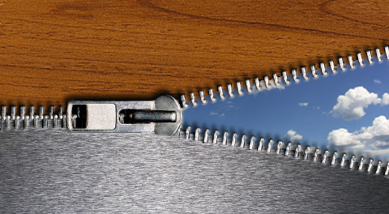 superficie in legno e superficie in alluminio unite da una zip