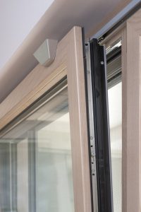 apertura a ribalta di un serramento bianco Alulen