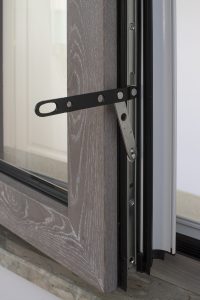 dettaglio dell'anta di una finestra Alulen