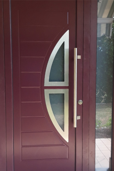 Portone rosso bordeaux.