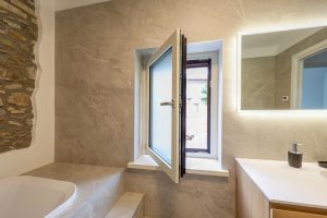 dettaglio del sistema di apertura della finestra della sala da bagno