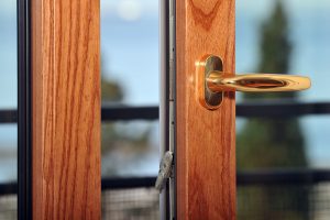 dettaglio del sistema di apertura di una finestra Alulen in alluminio legno